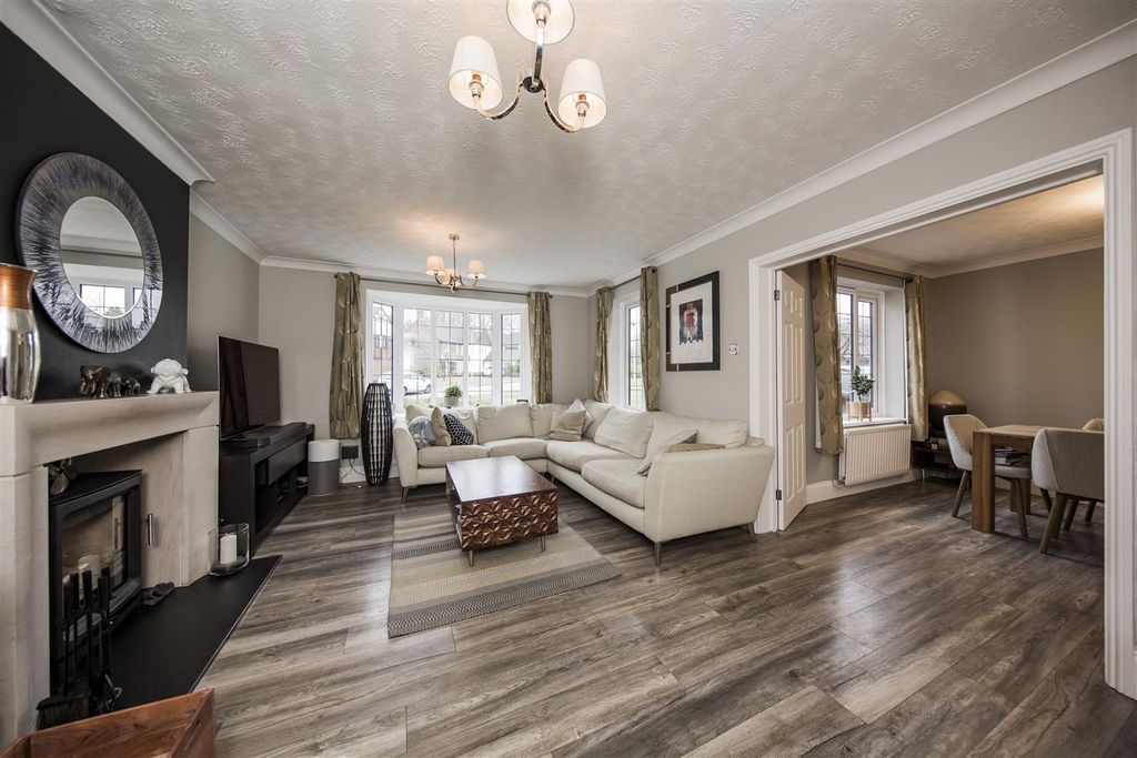 Property photo 3 of 37 Lounge