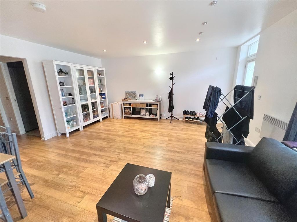 Property photo 3 of 10 Lounge