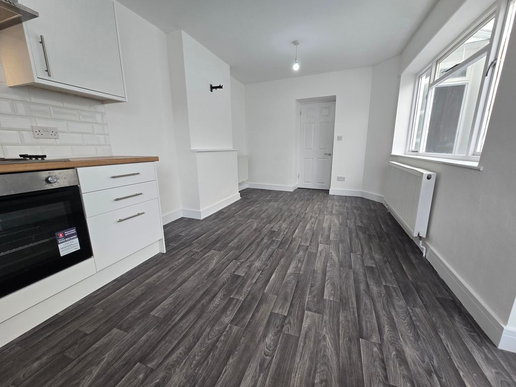Property photo 3 of 17 Dining Area