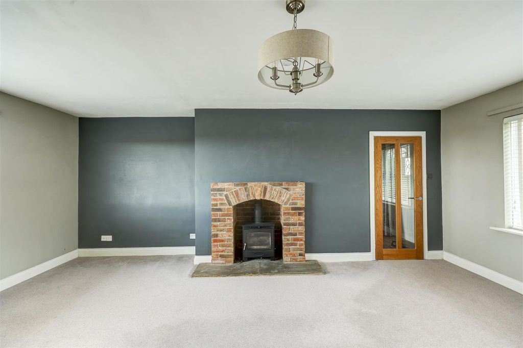 Property photo 3 of 20 Lounge