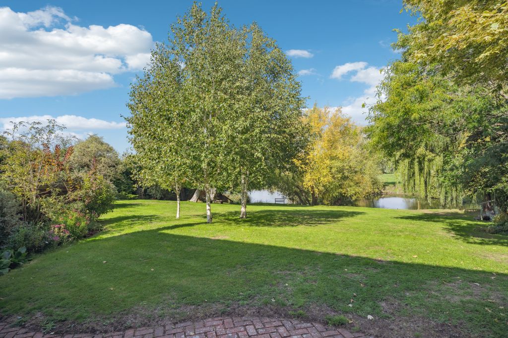 Property photo 3 of 37