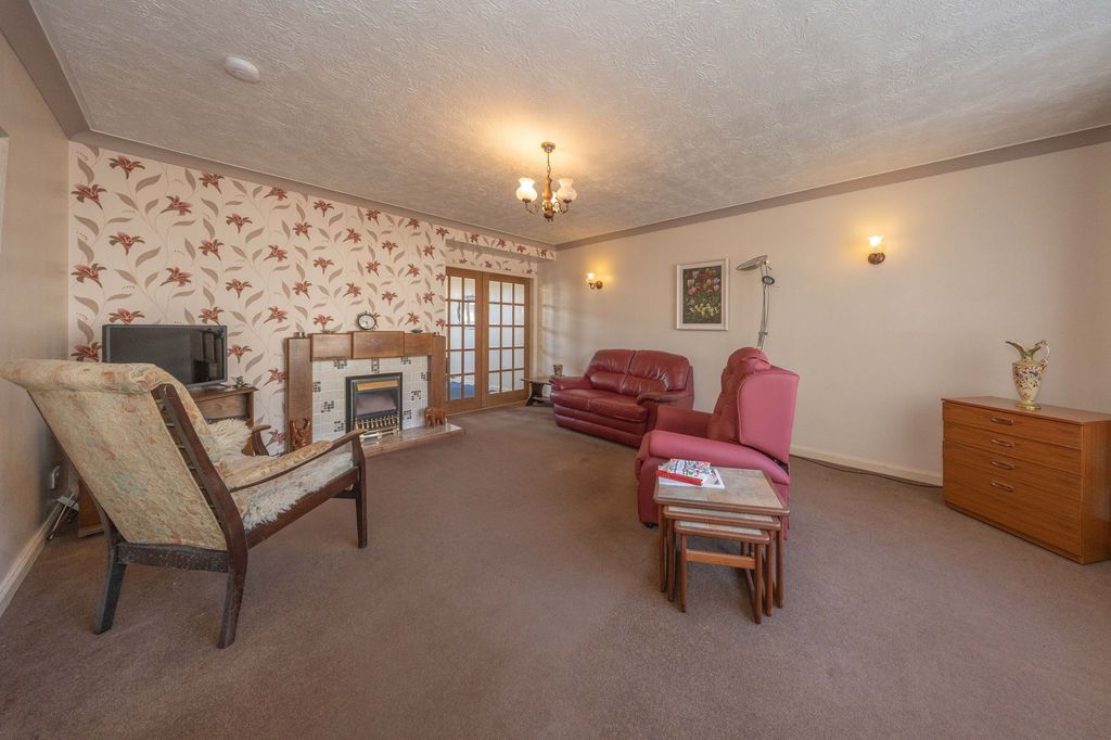 Property photo 2 of 30 Lounge
