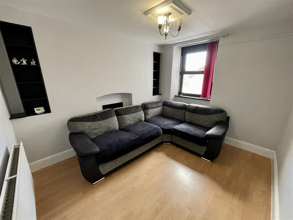 Property photo 2 of 21 Sitting Room