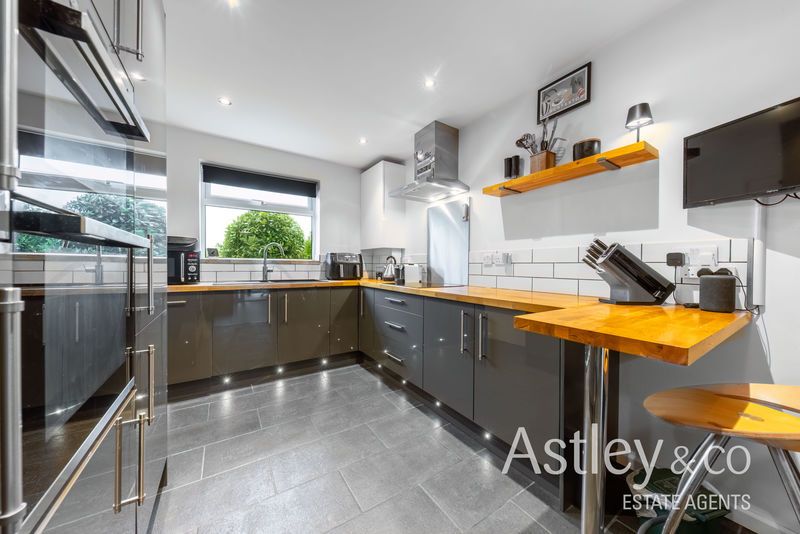 Property photo 3 of 18 Kitchen