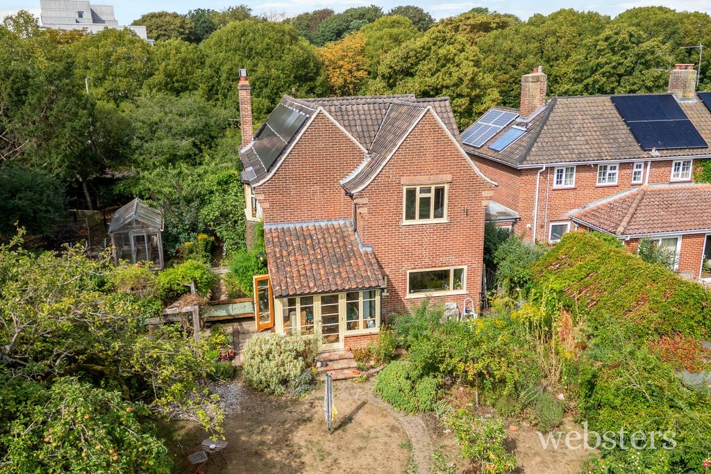 Property photo 2 of 37