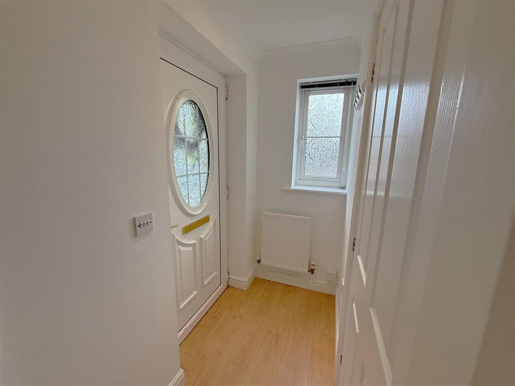 Property photo 3 of 18 Entrance Hall.Jpg