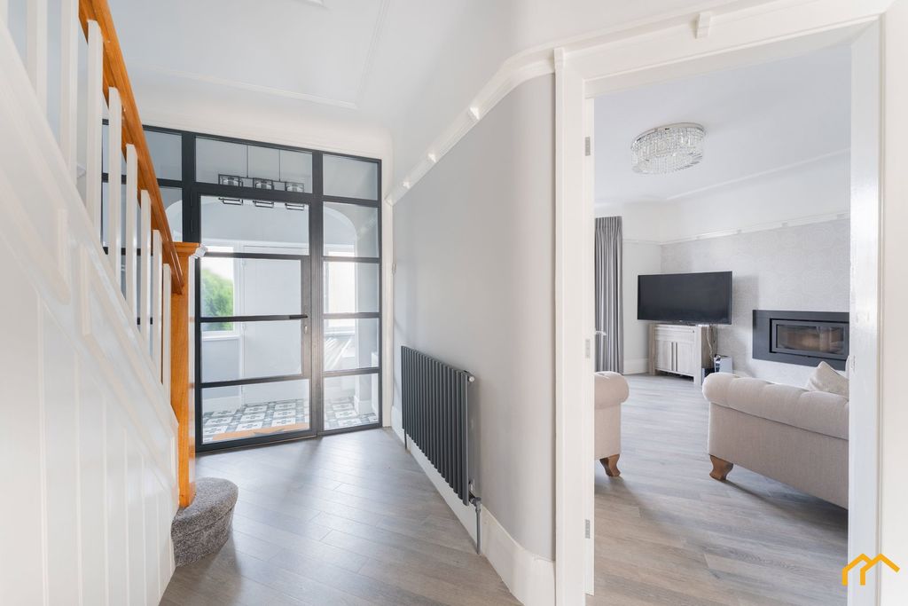 Property photo 2 of 40