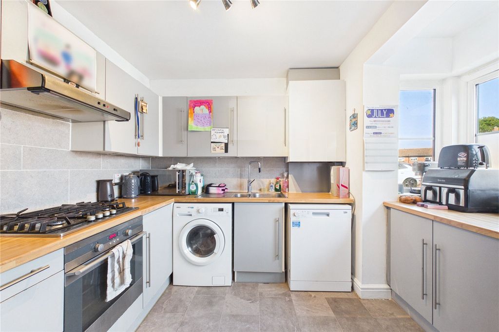 Property photo 3 of 10 Kitchen