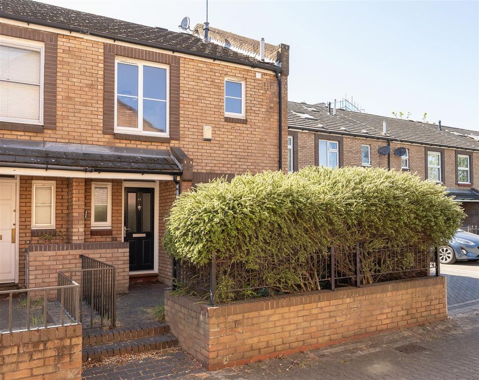 Property photo 1 of 22 Rectory Square, E1