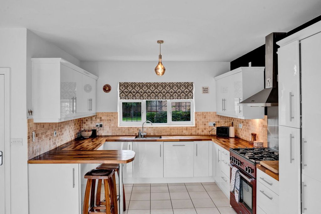 Property photo 2 of 27