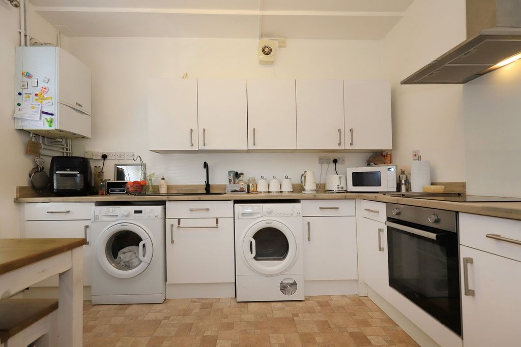 Property photo 2 of 32