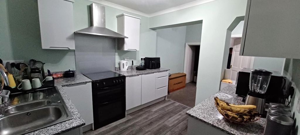 Property photo 2 of 10 Kitchen.