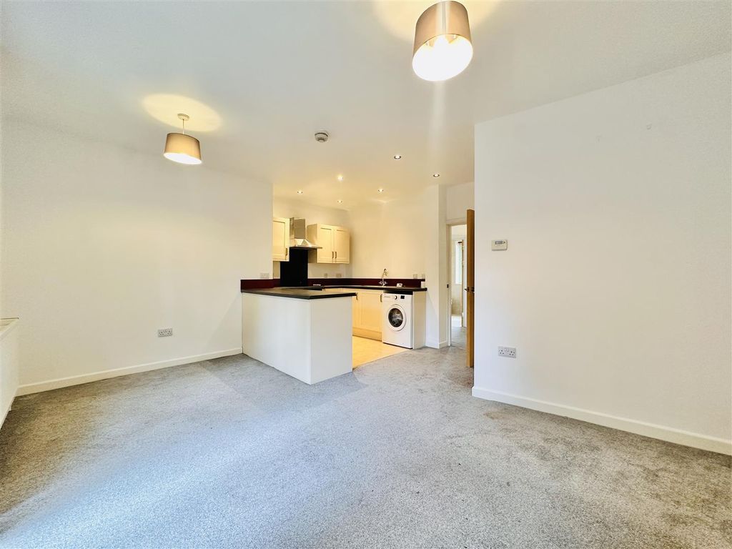 Property photo 3 of 12 Lounge & Kitchen