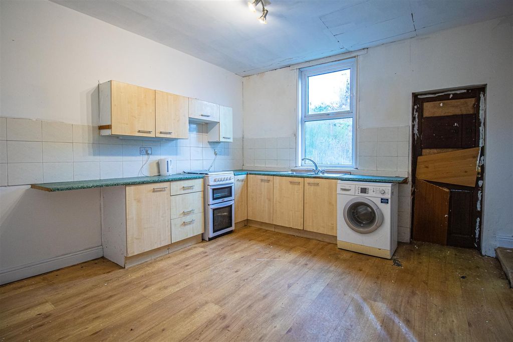 Property photo 3 of 8 Kitchen