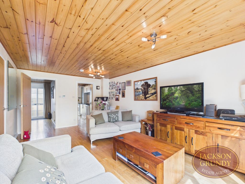 Property photo 3 of 16 Crescent Lodge