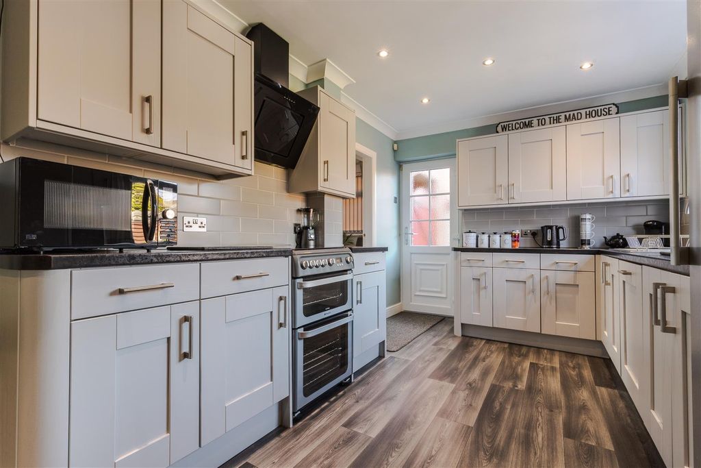 Property photo 2 of 21 Kitchen / Breakfast Room