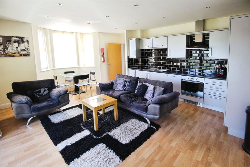 Property photo 2 of 8 Kitchen/Lounge