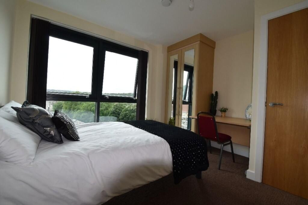 Property photo 3 of 10 A Cozy Double Bedroom Featuring A Comfortable Bed ...