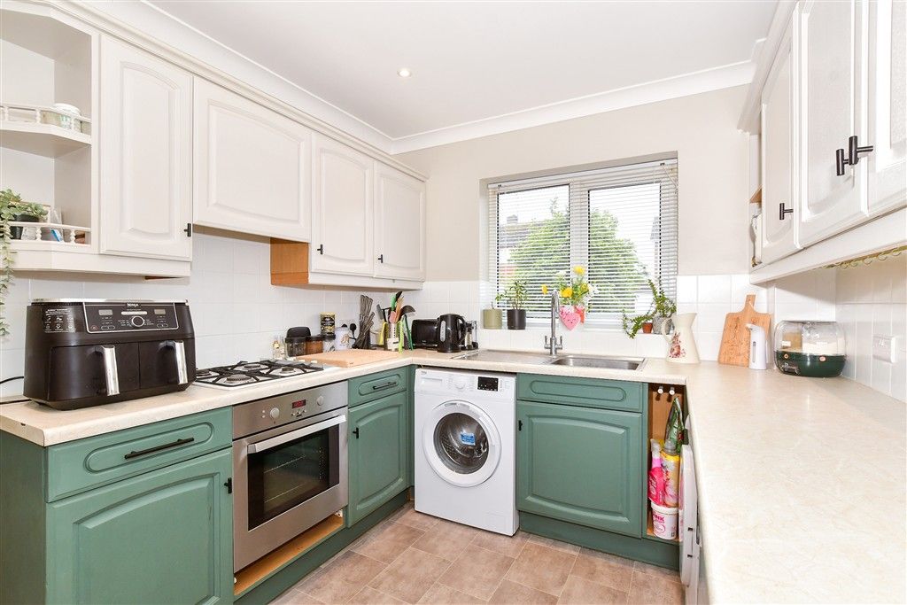 Property photo 3 of 11 Kitchen