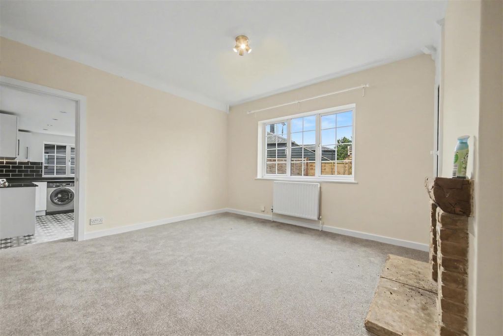 Property photo 3 of 12 Lounge.Jpg