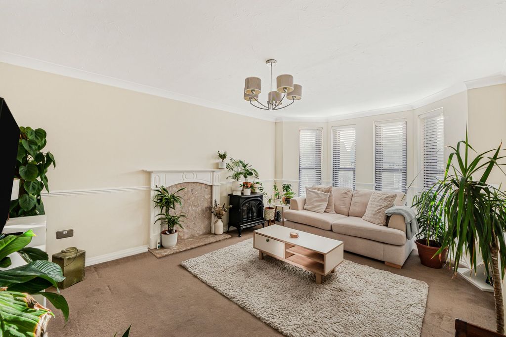 Property photo 3 of 11 Lounge