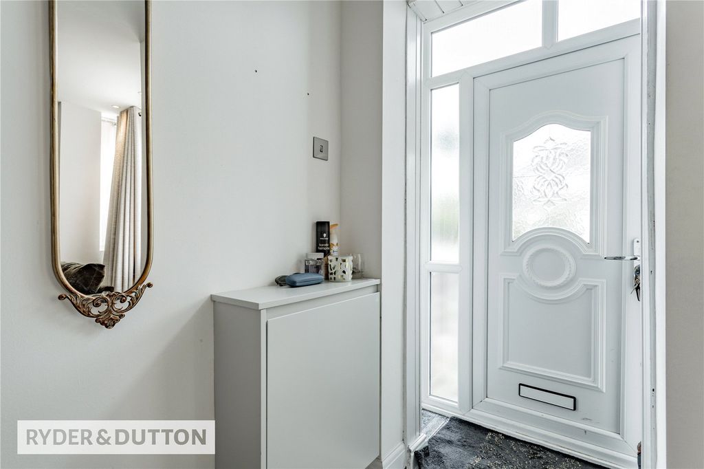 Property photo 2 of 17 Entrance Hall