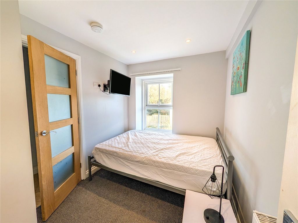 Property photo 1 of 8 Picture No. 12