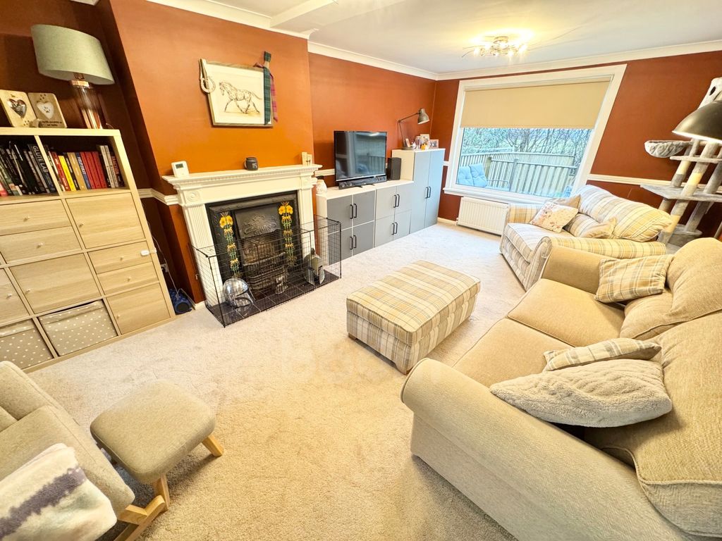 Property photo 2 of 18 Hawthorn Crescent, Beith Lounge