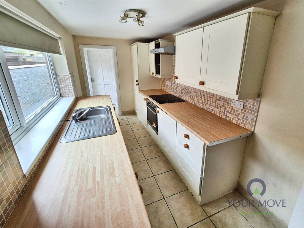 Property photo 3 of 11 Kitchen