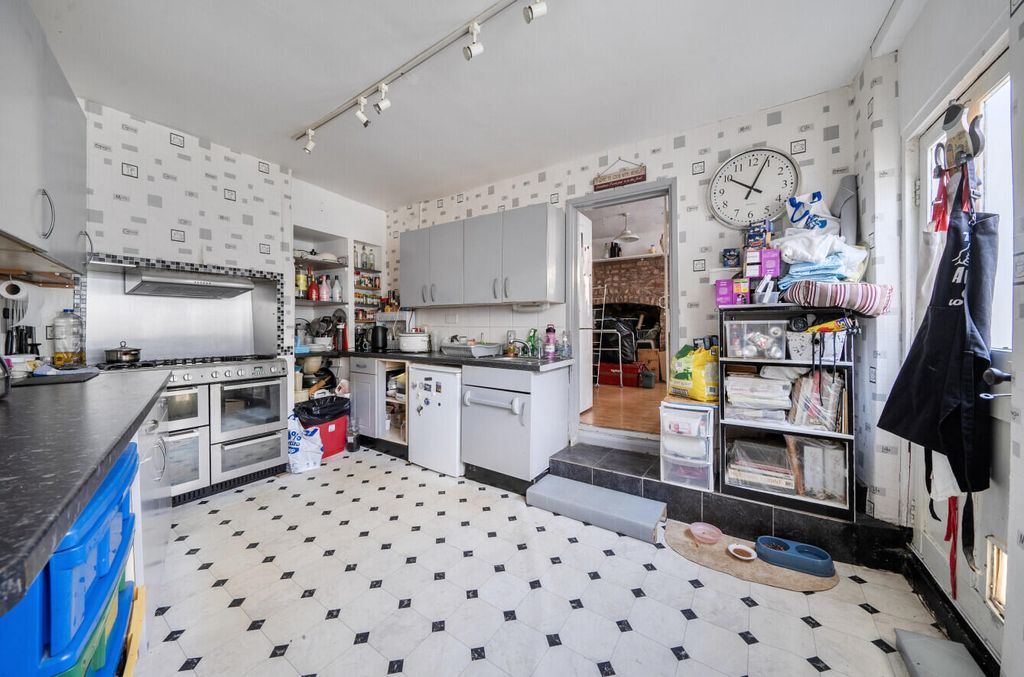 Property photo 3 of 17 Kitchen