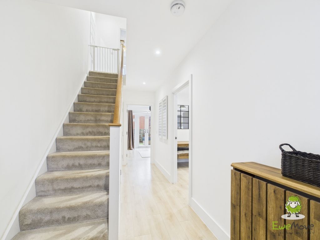 Property photo 2 of 17 Ewemove Estate Agents Basingstoke - Fishbourne Gar