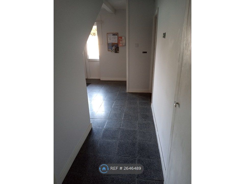 Property photo 2 of 31 Communal Hallway