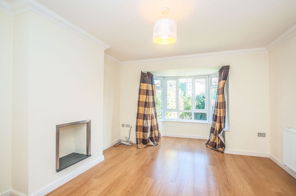 Property photo 2 of 8 Lroom.Jpg