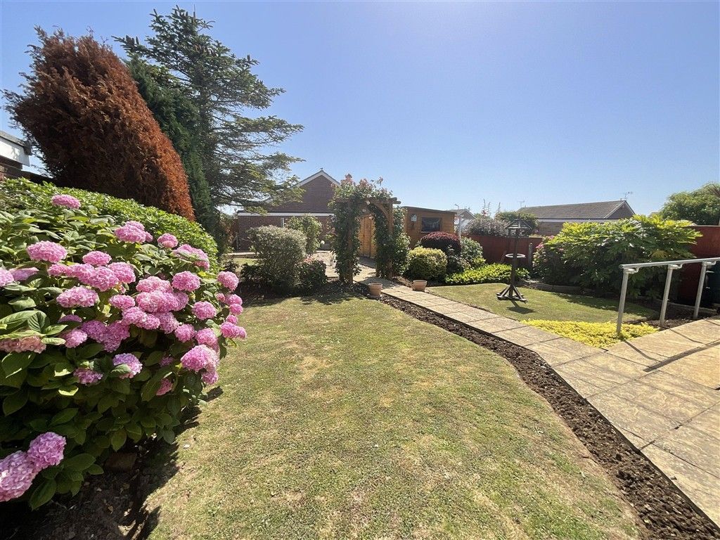 Property photo 2 of 11 Garden