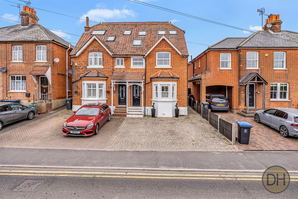 Property photo 1 of 24 High Road North Weald