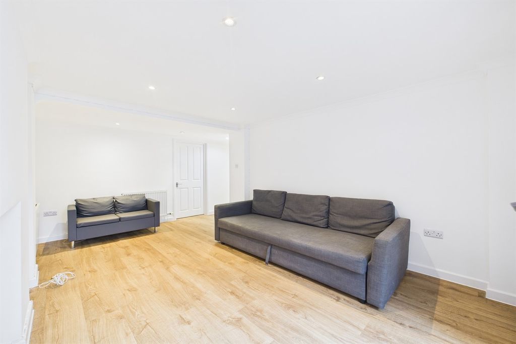 Property photo 3 of 10 Bathroom