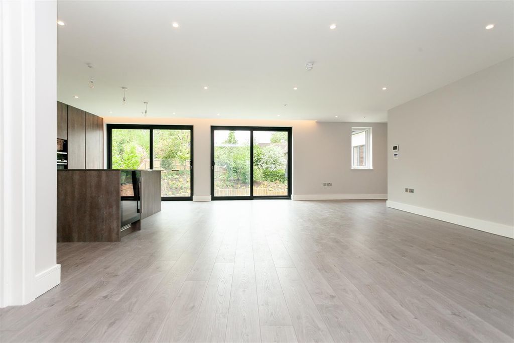 Property photo 2 of 17 Charnwood House (13).Jpg