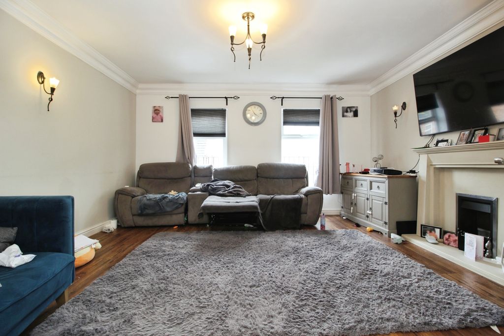 Property photo 2 of 15 Lounge