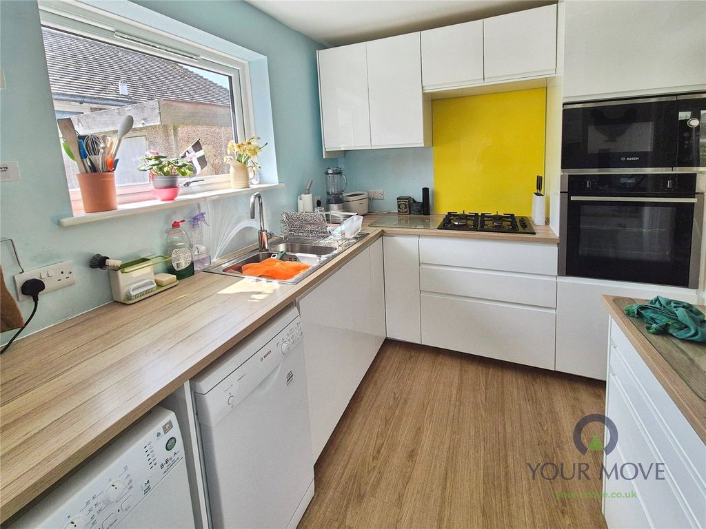 Property photo 3 of 23 Kitchen