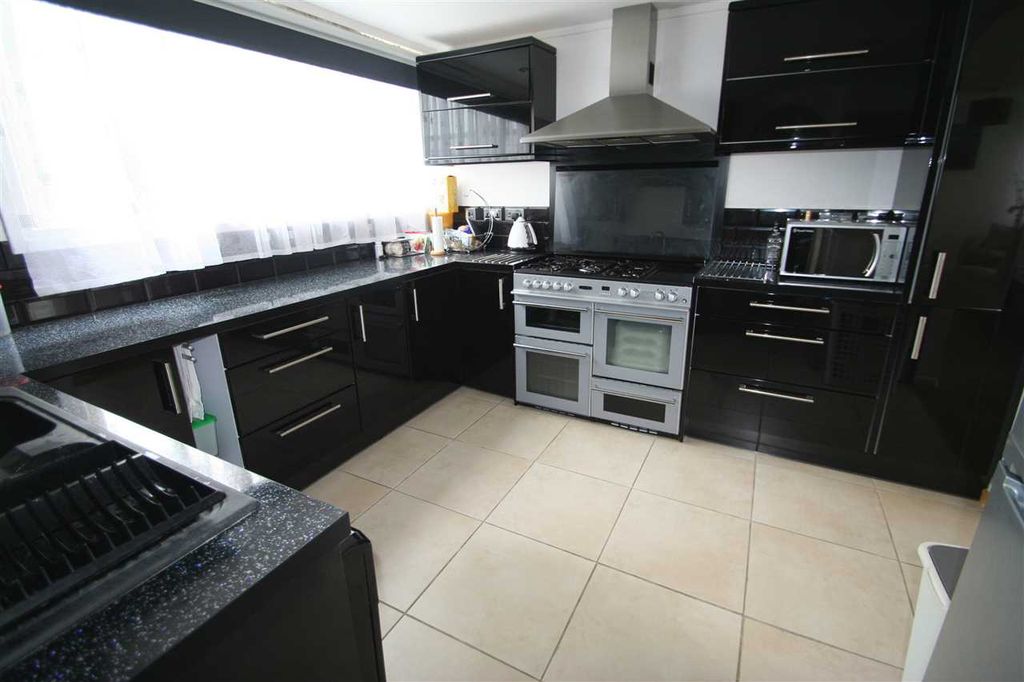 Property photo 2 of 6 Kitchen