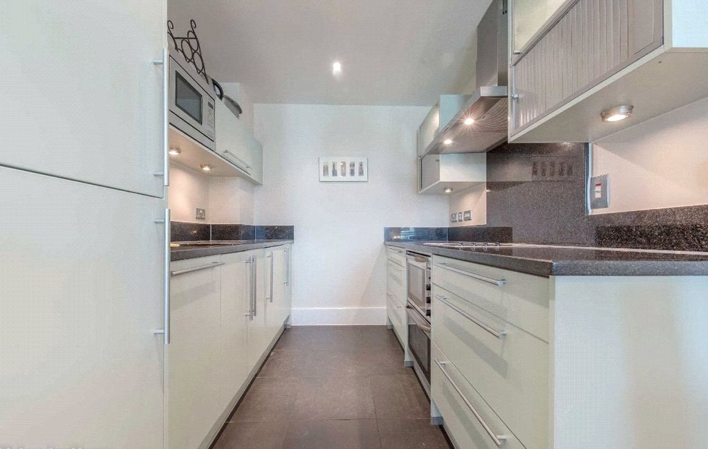 Property photo 3 of 10 Kitchen