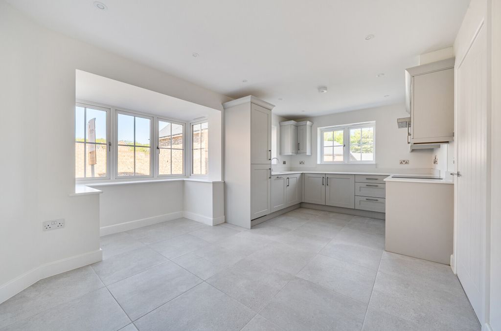 Property photo 2 of 8 1451175-2-69Ef909...