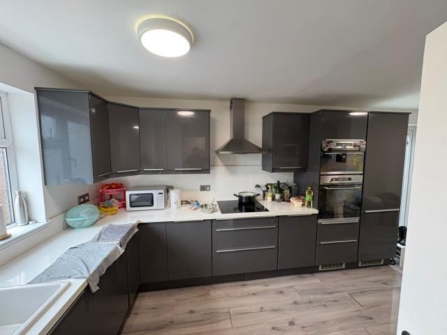 Property photo 2 of 7 Kitchen