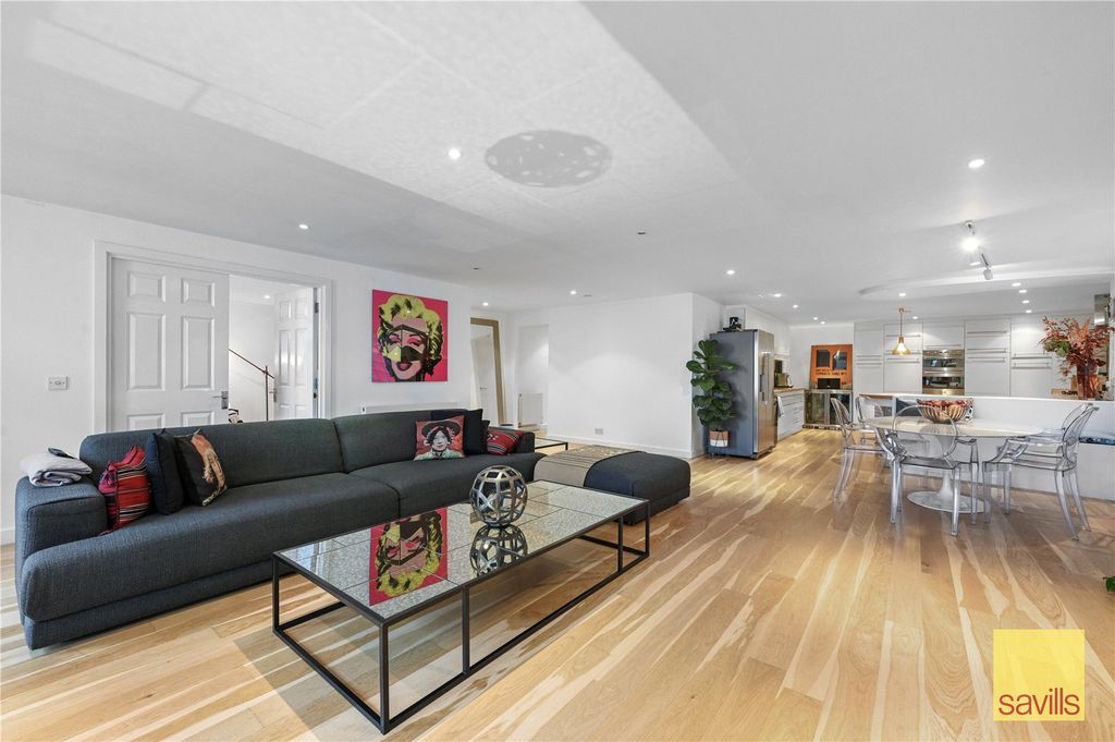 Property photo 3 of 18 Reception