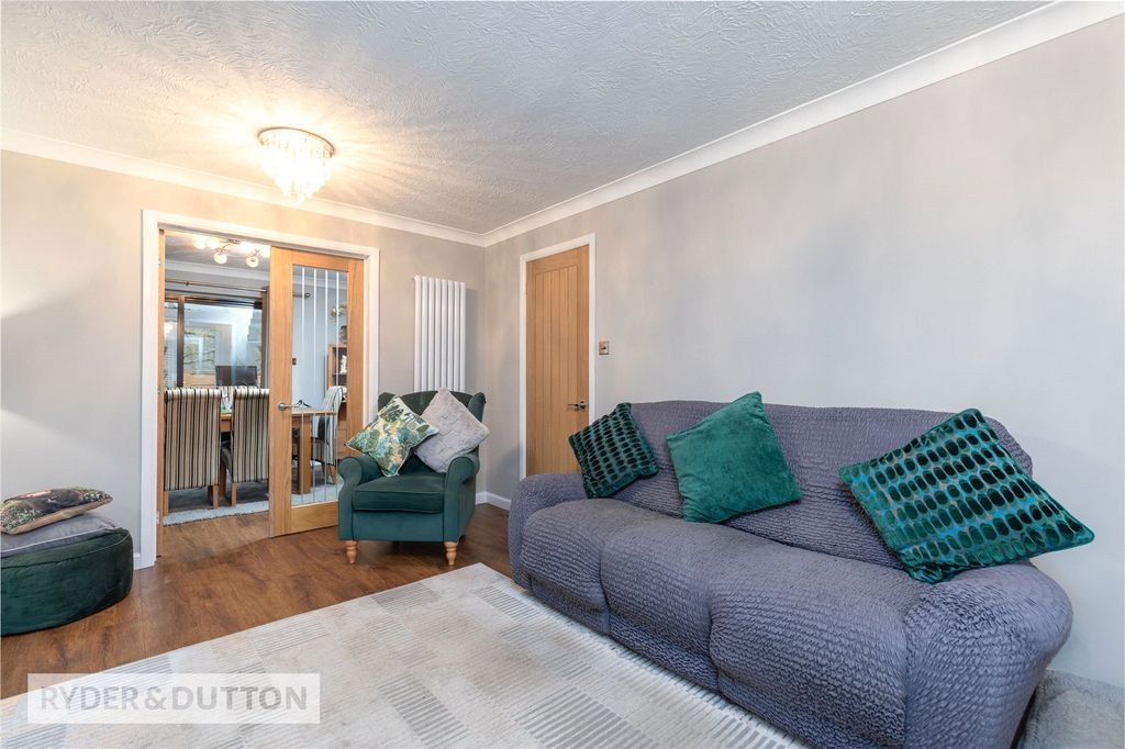 Property photo 3 of 27 Lounge