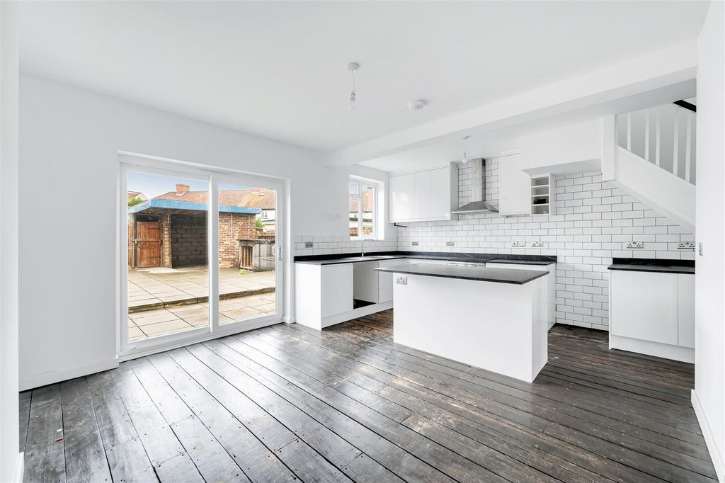 Property photo 3 of 13 54 Highfield Road-4.Jpg