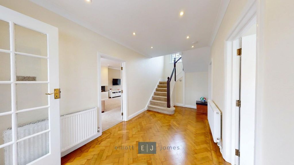 Property photo 2 of 21