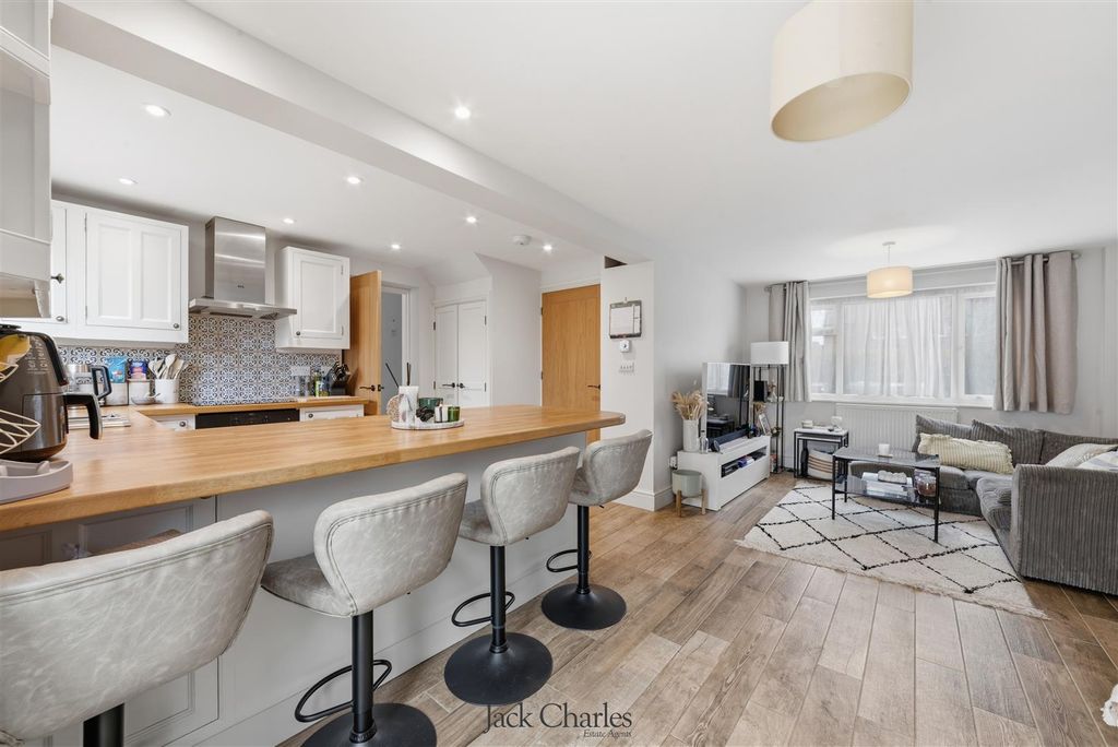 Property photo 3 of 34 39 Gainsborough Gardens-22.Jpg