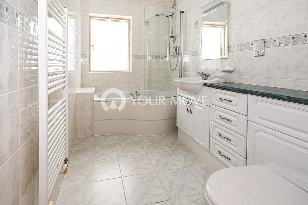 Property photo 3 of 11 Bathroom