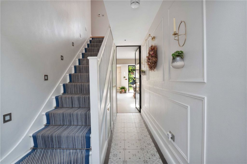 Property photo 3 of 14 Hallway